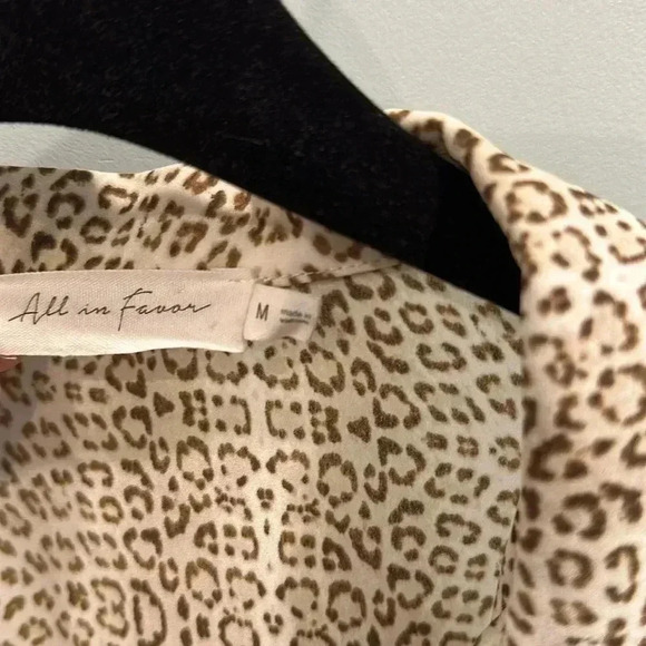 All in Favor - Long sleeve Leopard print blouse. Size M - Picture 2 of 5